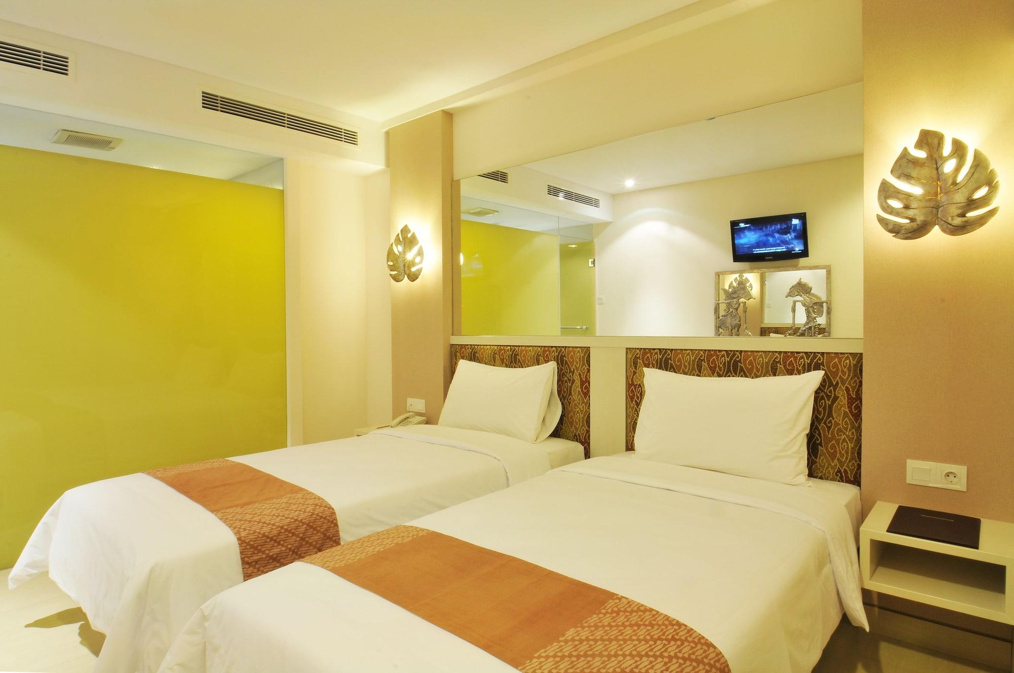 Pyrenees Malioboro Hotel Yogyakarta Exterior photo