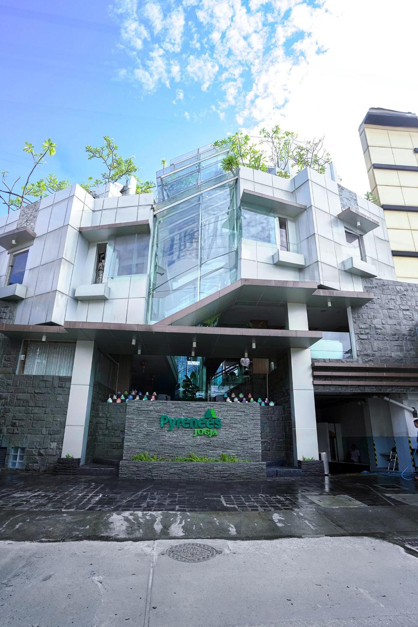 Pyrenees Malioboro Hotel Yogyakarta Exterior photo
